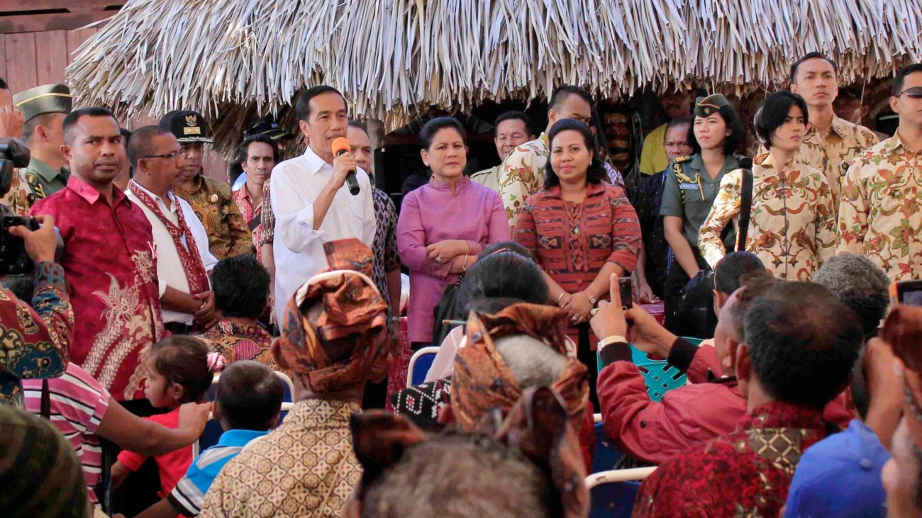 Presiden Joko Widodo (tengah) didampingi Ibu Negara Iriana Jokowi berdialog dengan warga masyarakat di Kabupaten Kupang NTT, Sabtu (25/7). Presiden dalam kunjungan kerjanya selama dua hari di Kupang NTT, telah membagikan 10 ribu paket sembako untuk dua Kabupaten yakni Kabupaten Kupang dan Timur Tengah Selatan (TTS) serta meninjau pembangunan bendungan Raknamo. ANTARA FOTO/Kornelis Kaha/asf/foc/15.