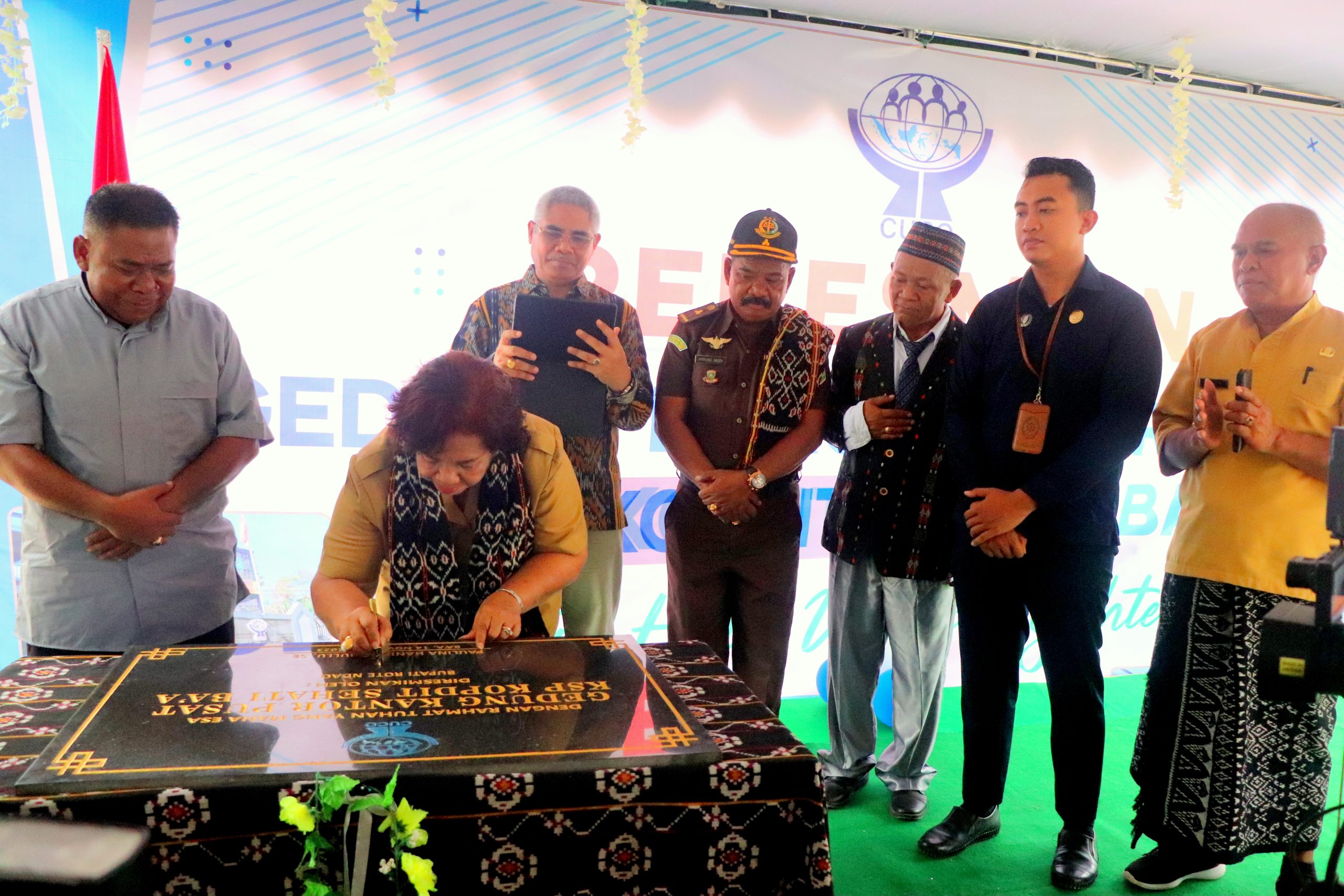 Bupati Rote Ndao Paulina Haning-Bullu,SE menandatangani prasasti meresmikan Kantor Pusat Koperasi Simpan Pinjan (KSP) Kopdit Sehati Ba’a, selasa (14/11/2023).