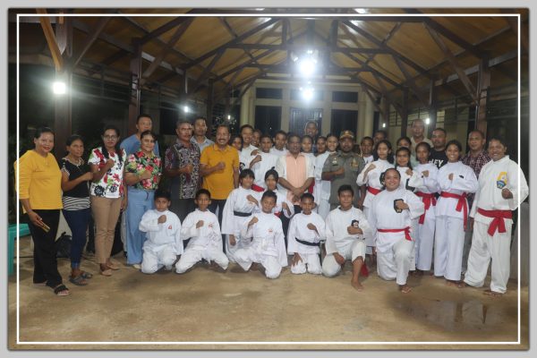 Penjabat Bupati Rote Ndao Odrmaks Sombu,SH,M.A,MH, foto bersama 20 Atlet Kejuaraan Internasional Antar Pelajar dan para orang tua, selasa (21/02/2024) malam di rumah jabatan Bupati Rote Ndao.