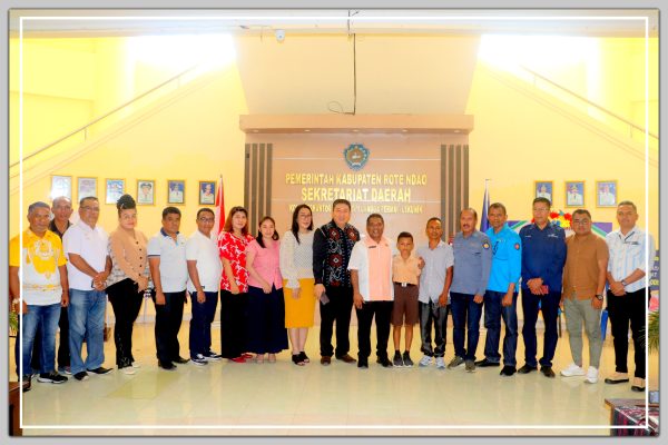 Penjabat Bupati Rote Ndao Odermaks Sombu,SH,MA,MH bersama Pdt. David Selan dan tim serta para Asisten dan pimpinan perangkat daerah foto bersama usai Ibadah ASN Pemkab Rote Ndao, jumat (23/02/2024).