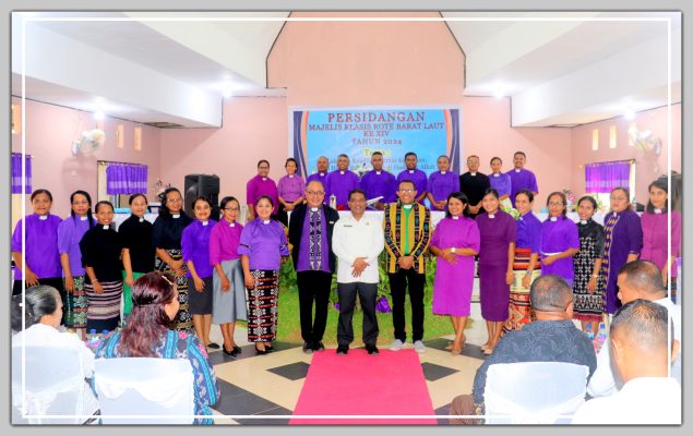 Penjabat Bupati Rote Ndao Odermaks Sombu, SH,M.A,MH bersama Wakil Ketua Sinode GMIT Pdt. Saneb Blegur, S.Th dan para Pendeta se-Klasis Rote Barat Laut.