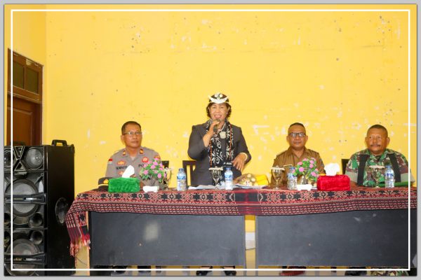Bupati Paulina Haning-Bullu,SE menyampaikan arahan saat tatap muka bersama para Kepala Desa, Maneleo dan Tokoh Masyarakat di kecamatan Lobalain.