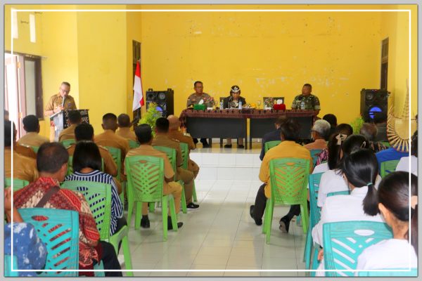 Suasana tatap muka Bupati Paulina Haning-Bullu,SE dengan para Kepala Desa dan Tokoh Masyarakat saat kunjungan kerja Bupati di Kecamatan Lobalain.