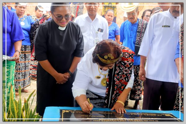 Bupati Rote Ndao Paulina Haning-Bullu,SE menandatangani Prasasti Gedung Gereja GMIT Silo Olafulihaa Kecamatan Pantai Baru.