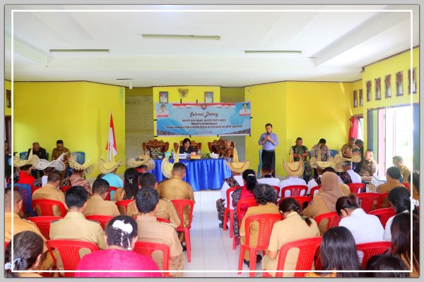 Suasana tatap muka Bupati Paulina Haning-Bullu,SE dengan para Kepala Desa, Maneleo dan Tokoh Masyarakat saat kunjungan kerja Bupati di Kecamatan Rote Selatan.