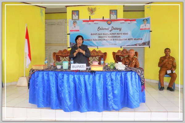 Bupati Paulina Haning-Bullu,SE menyampaikan arahan saat tatap muka bersama para Kepala Desa, Maneleo dan Tokoh Masyarakat di kecamatan Rote Selatan.