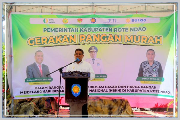 Penjabat Bupati Rote Ndao Oder Maks Sombu, SH,MA,MH menyampaikan sambutan membuka Kegiatan Pasar Murah Gerakan Pangan Murah, sabtu (30/03/2024).