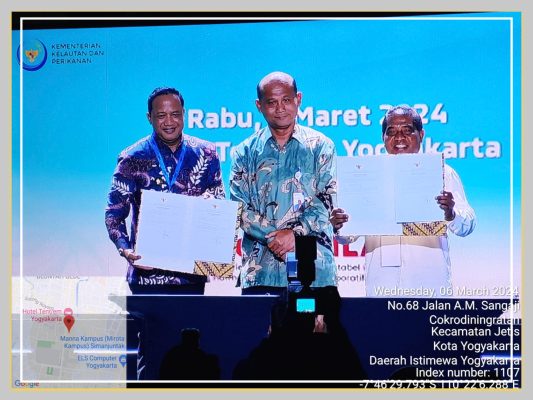 Penjabat Bupati Oder Maks Sombu, SH,MA,MH (kemeja putih) menunjukan Naskah Komitmen Lokasi Modeling Budidaya Rumput Laut Tahun 2024 usai penandatanganan dalam Rapat Kerja Terpadu lingkup Kementerian Kelautan dan Perikanan Tahun 2024, rabu (06/03/2024) di hotel Tentrem, Yogyakarta.