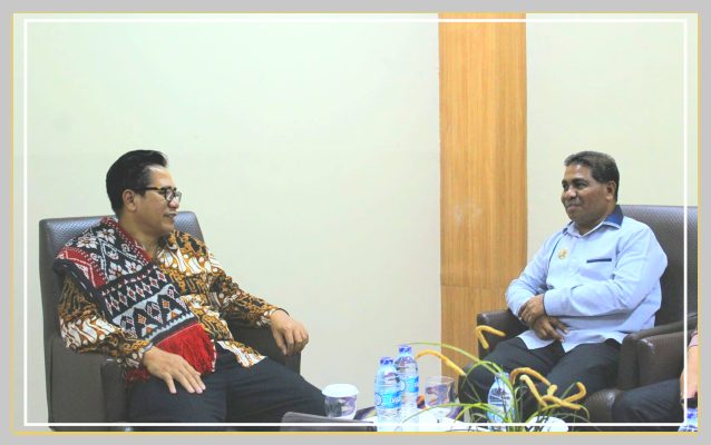 Penjabat Bupati Rote Ndao Oder Maks Sombu, SH,MA,MH (kanan) saat melakukan pertemuan dengan Direktur Pembangunan Kawasan Transmigrasi Kementerian Desa PDTT Nirwan Ahmad Helmi di Gedung Kementeria Desa PDTT, Jakarta.
