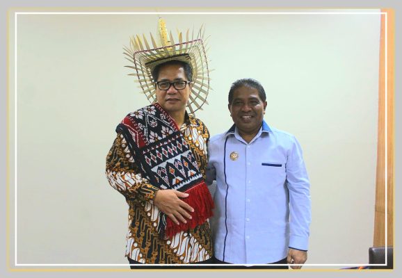Foto bersama Penjabat Bupati Rote Ndao Oder Maks Sombu, SH,MA,MH dengan Direktur Pembangunan Kawasan Transmigrasi Kementerian Desa PDTT Nirwan Ahmad Helmi mengenakan selempang dan Topi Ti’i Langga.