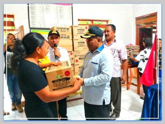 Penjabat Bupati Rote Ndao Oder Maks Sombu, SH,MA,MH menyerahkan bantuan kasih di Desa Tunganamo.