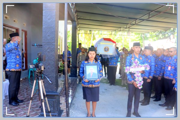 Penghormatan terakhir kepada Alm. Drs. Christian Haning, AP,S.Sos dipimpin Sekretaris Daerah Kabupaten Rote Ndao Drs. Jonas M. Selly, MM.