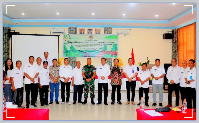 Sekretaris Daerah Kabupaten Rote Ndao Drs. Jonas M. Selly, MM dan Kepala BPKHTL Wilayah XIV Kupang foto bersama peserta Sosialisasi.