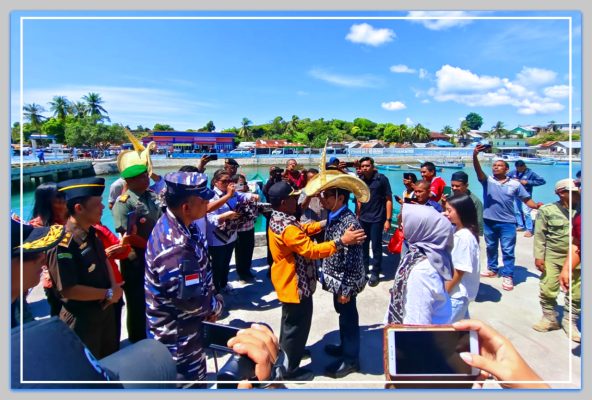 Pj. Bupati Rote Ndao Odr Maks Sombu, SH,MA,MH memakaikan Topi Ti’i Langga kepada Pj. Gubernur NTT Ayodhia G.L. Kalake, S.H,MDC saat prosesi penyambutan di Pelabuhan Papela.