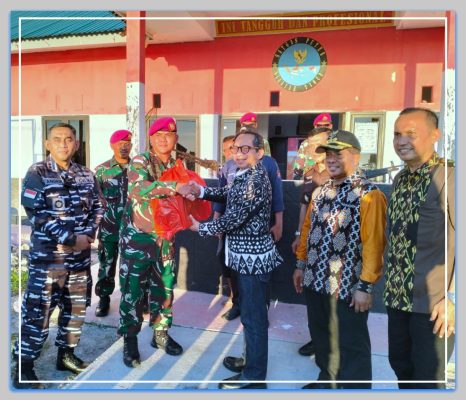 Penyerahan simbolis paket sembako oleh Pj. Gubernur Ayodhia Kalake kepada Satgas Pengamanan Pulau Ndana.