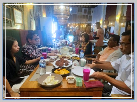 Pj. Gubernur NTT Ayodhia Kalake, S.H,MDC menikmati jamuan makan malam bersama ditengah masa Kunker.