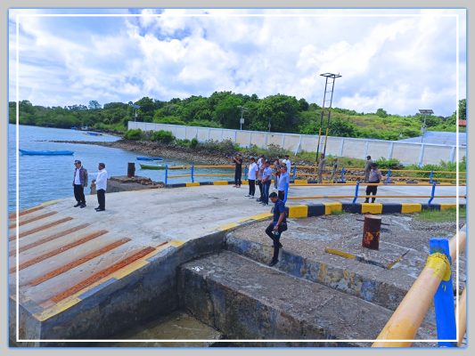 Pj. Gubernur NTT Ayodhia Kalake, S.H,MDC didampingi Pj. Bupati Rote Ndao Oder Maks Sombu, SH,MA,MH meninjau Pelabuhan Pantai Baru.