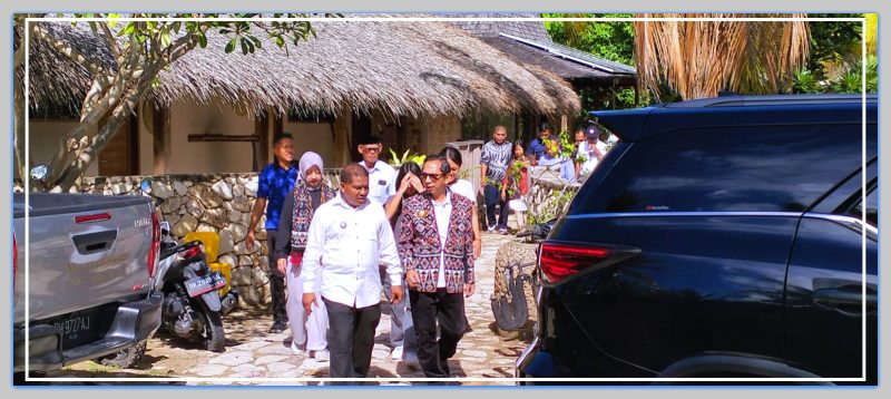 Pj. Gubernur NTT Ayodhia Kalake saat meninggalkan Seed Resort di kawasan spot wisata Nemberala Desa Oenggaut Kecamatan Rote Barat