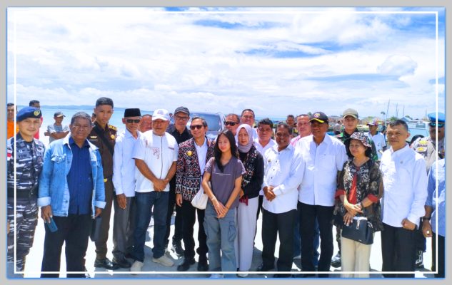 Foto bersama Pj. Gubernur NTT Ayodhia Kalake, Pj. Bupati Rote Ndao Oder Maks Sombu dan jajaran di Pelabuhan Papela.