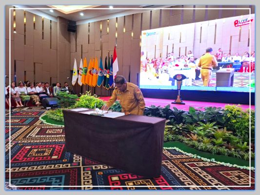 Pj. Bupati Rote Ndao Oder Maks Sombu, SH,MA,MH saat menandatangani Berita Acara Musrenbang RKPD Provinsi NTT Tahun 2025.