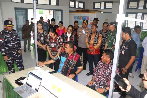 Gubernur NTT Mekiades Laka Lena dan Bupati Rote Ndao Paulus Henuk meninjau pesiapan pelaksanaan Skrining Kesehatan Gratis di Puskesmas Ba’a.