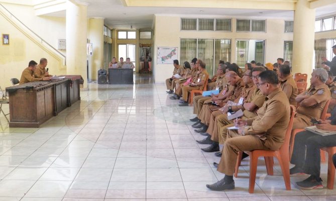 Bupati Rote Ndao Paulus Henuk, SH memimpin rapat kerja perangkat daerah untuk implementasi program pusat.