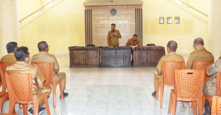 Bupati Rote Ndao Paulus Henuk memberikan arahan kepada pimpinan perangkat daerah.