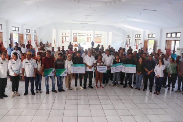 Para Camat, Kepala Desa dan Kepala Puskesmas bersama Gubernur NTT, Bupati Rote Ndao dan Forkmpimda usai penyerahan Kartu BPJS Kesehatan dan BPJS Ketenagakerjaan kepada penerima manfaat.