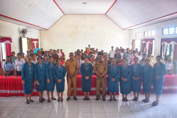 Bunda PAUD Kabupaten Rote Ndao Ny. Yanne Henuk-Pellokila bersama peserta pelatihan.