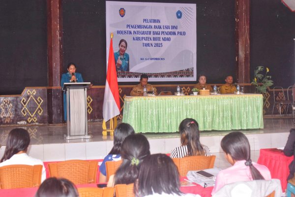 Bunda PAUD Kabupaten Rote Ndao Ny. Yanne Henuk-Pellokila membuka Kegiatan Pelatihan Pengembangan Anak Usia Dini Holistik Integratif bagi Pendidik PAUD Kabupaten Rote Ndao, Senin (15/09/2025).