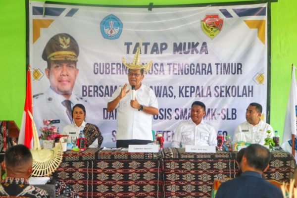 Gubernur NTT Emanuel Melkiades Laka Lena, S.Si, Apt memberikan arahan kepada Pengawas Sekolah, Kepala Sekolah, serta Ketua OSIS SMA/SMK/SLB se-Kabupaten Rote Ndao.
