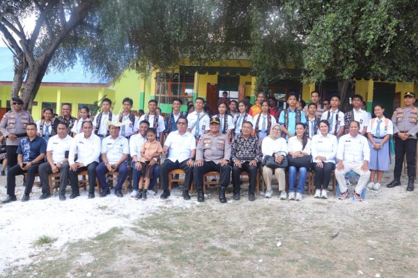 Gubernur NTT Emanuel Melkiades Laka Lena dan Bupati Rote Ndao Paulus Henuk, SH dan Forkompimda bersama Ketu Osis SMA/SMK/SLB