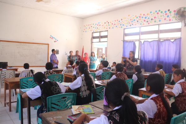 Ketua TP PKK Kabupaten Rote Ndao melakukan kunjungan di ruang kelas dan menyapa guru dan siswa