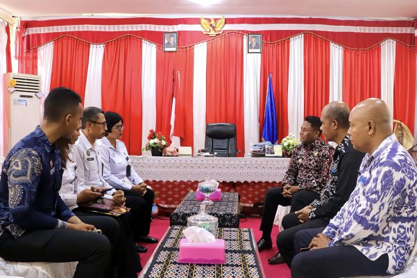 Bupati Rote Ndao, Paulus Henuk, SH, bersama Kepala Bapas Kelas II Kupang, Maria Magdalena Nahak, S.Sos menggelar diskusi terkait Perjanjian Kerja Sama Pelaksanaan Pidana Kerja Sosial dan Pidana Pelayanan Masyarakat.