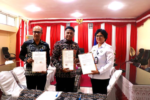 Bupati Rote Ndao, Paulus Henuk, SH (tengah), bersama Kepala BKAD Rote Ndao, Daniel Nalle, S.Pt (kiri), dan Kepala Bapas Kelas II Kupang, Maria Magdalena Nahak, S.Sos (kanan), berpose usai menandatangani Perjanjian Kerja Sama tentang Pelaksanaan Pidana Kerja Sosial dan Pidana Pelayanan Masyarakat.
