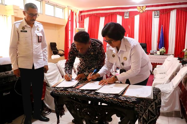 Bupati Rote Ndao, Paulus Henuk,SH serta Kepala Bapas Kelas II Kupang, Maria Magdalena Nahak, S.Sos saat menandatangani Perjanjian Kerja Sama Pelaksanaan Pidana Kerja Sosial dan Pidana Pelayanan Masyarakat.