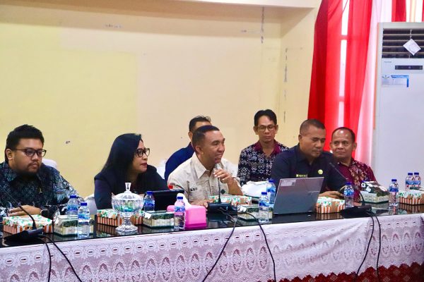 Kepala Kantor Pertanahan Kabupaten Rote Ndao, Aziz Barawasi, S.Pi, MH (ketiga dari kiri) saat menyampaikan dukungan penuh jajarannya dalam proses pengadaan lahan Kawasan Sentra Industri Garam Nasional di Kabupaten Rote Ndao.