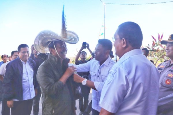 Bupati Rote Ndao Paulus Henuk mengalungkan kain adat Rote kepada Menteri KP Sakti Wahyu Trenggono disaksikan Gubernur NTT Melki Laka Lena.