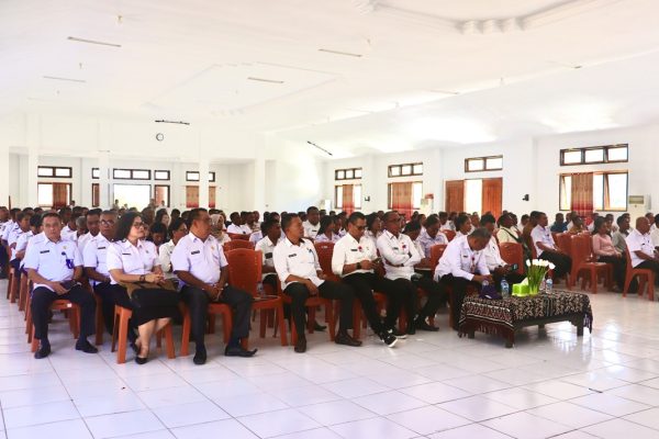 Suasana rapat evaluasi dan pemutakhiran data tindak lanjut hasil pemeriksaan BPK dan APIP TA. 2018–2025 yang digelar Pemerintah Kabupaten Rote Ndao di Gedung Auditorium Bumi Ti’i Langga Permai, Rabu (10/9/2025).