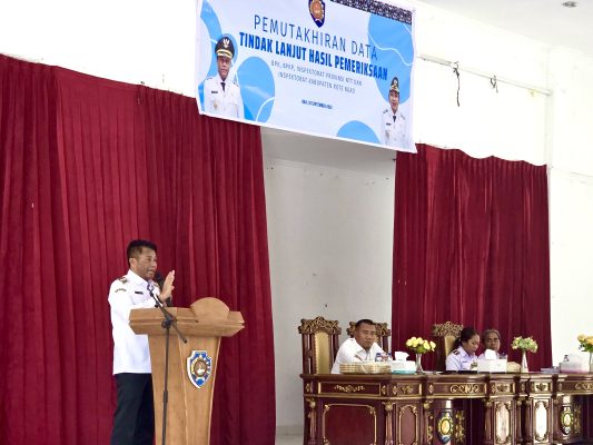 Bupati Rote Ndao Paulus Henuk, SH saat memberi sambutan pada Rapat Evaluasi dan Pemutakhiran Data Tindak Lanjut Hasil Pemeriksaan Badan Pemeriksa Keuangan (BPK) dan Aparat Pengawasan Intern Pemerintah (APIP) Tahun Anggaran 2018–2025.