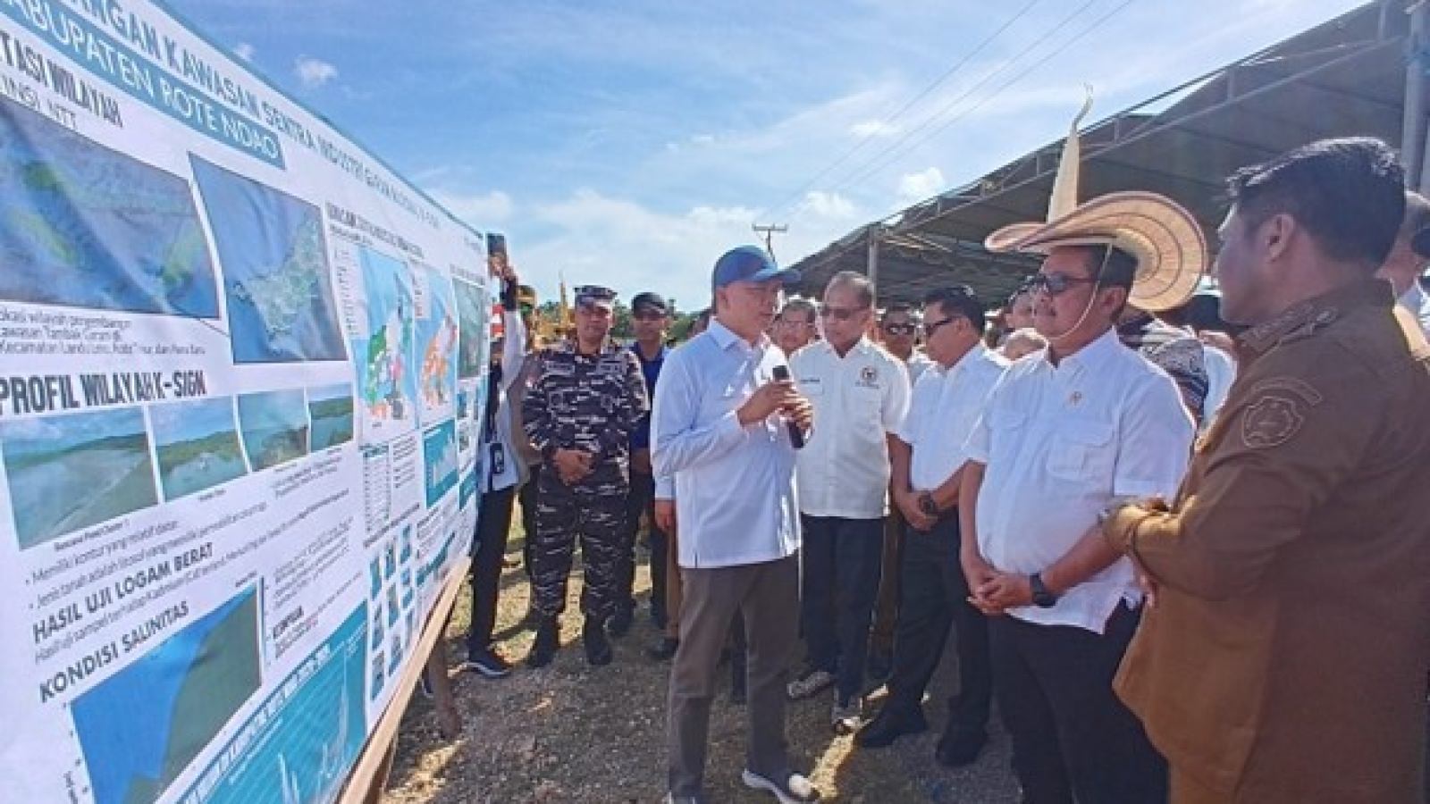 Menteri Kelautan dan Perikanan Sakti Wahyu Trenggono (mengenakan topi Ti’i Langga) melihat Infografis perencanaan pembangunan saat Kick Off Kawasan Sentra Industri Garam Nasional (K-SIGN) di Kabupaten Rote Ndao beberapa saat lalu.