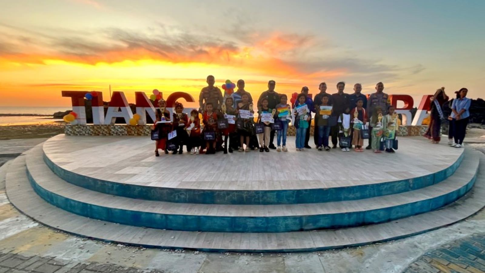 Foto bersama Bupati Rote Ndao Paulus Henuk, SH berserta Forkopimda kab Rote Ndao dan Pemenang Lomba Rote Kids Talent Tahun 2025