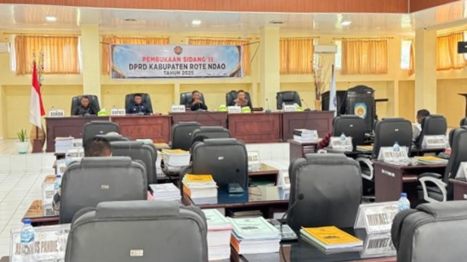 Bupati Rote Ndao Paulus Henuk, SH, Ketua DPRD Alfred Saudila, A.Md, Sekretaris Daerah Drs. Jonas M. Selly, MM dan para Wakil Ketua DPRD Denyson Moy, ST pada Pembukaan Sidang II DPRD Kabupaten Rote Ndao, Senin (14/07/2025).