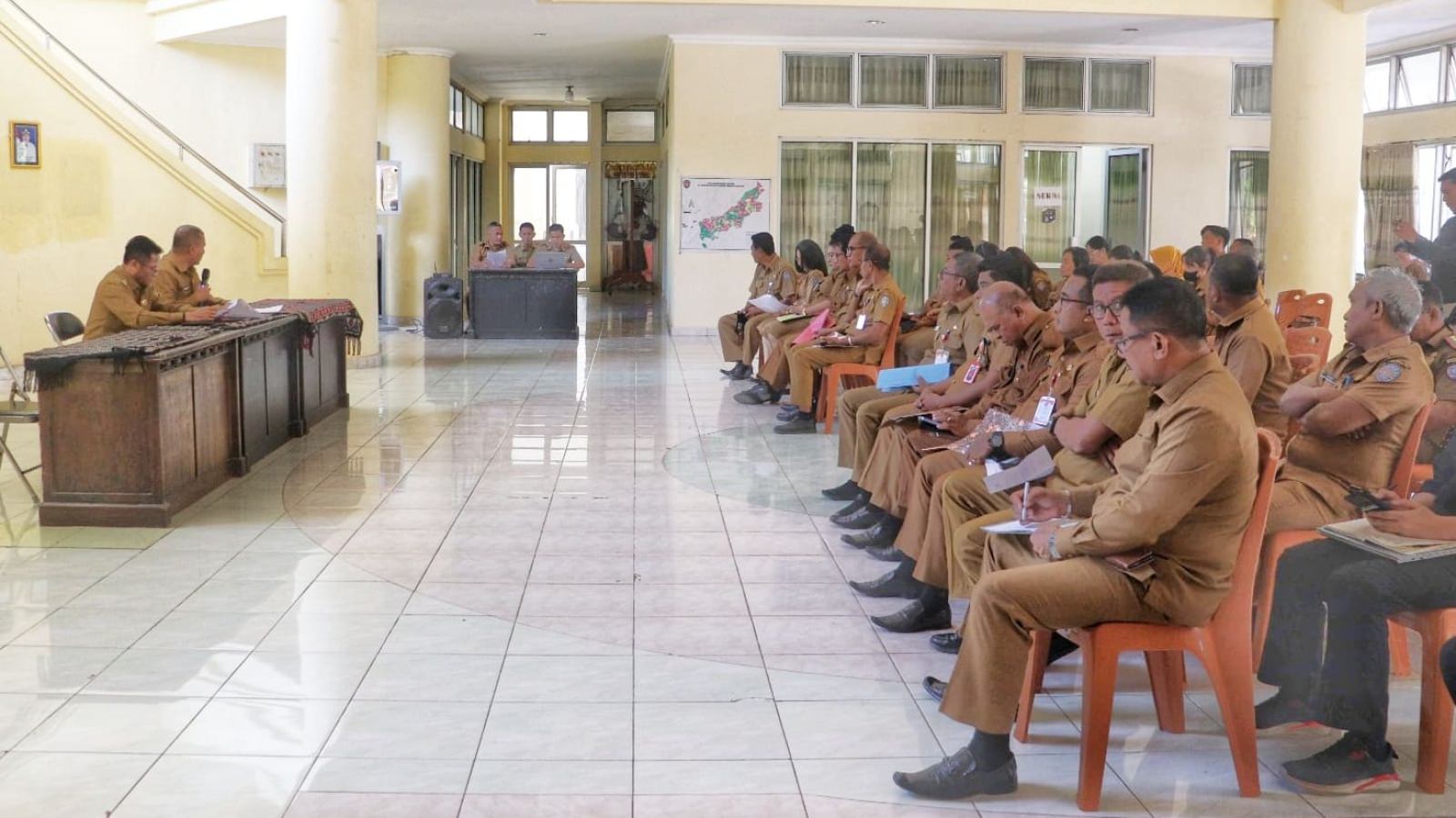 Bupati Rote Ndao Paulus Henuk, SH memimpin rapat kerja perangkat daerah untuk implementasi program pusat.