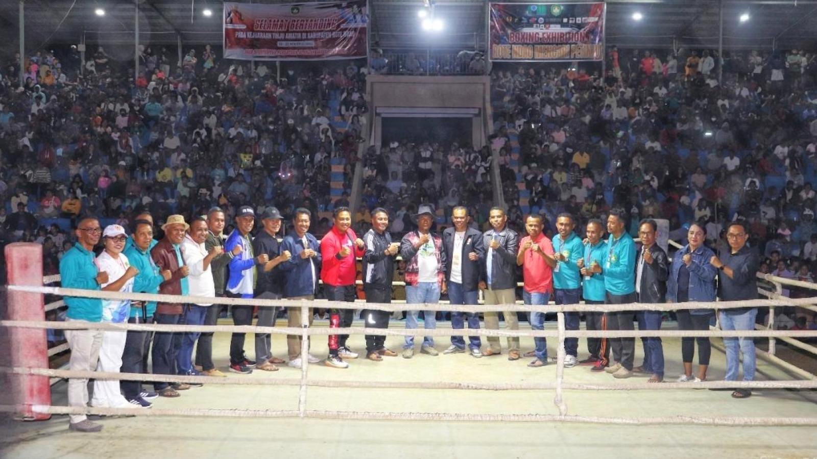 Bupati Rote Ndao Paulus Henuk,SH dan Forkompimda foto bersama saat pembukaan Eksibisi Tinju Amatir antar Sasana Rote Ndao 2025.