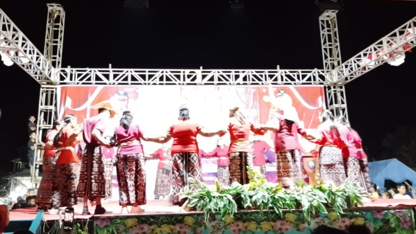 Penampilan Tarian Kebalai dari SD Inpres Mokdale.