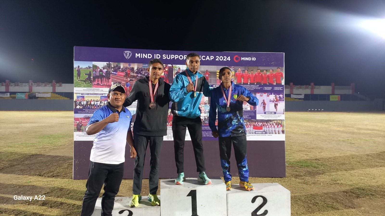 Foto bersama Atlet Ferdi Risky Muda bersama 2 atlit yang beraih meraih medali pada nomor lari 800m, beserta Pelatih dari Rote Ndao