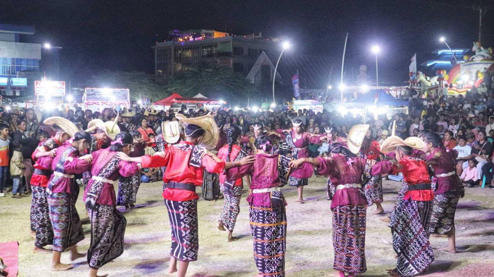 Para Pelajar saat mebawakan Tarian Kebalai.
