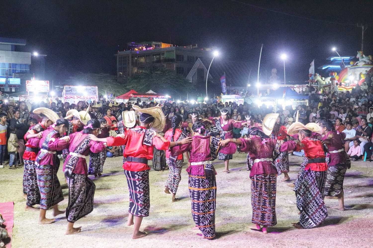 Para Pelajar saat mebawakan Tarian Kebalai.