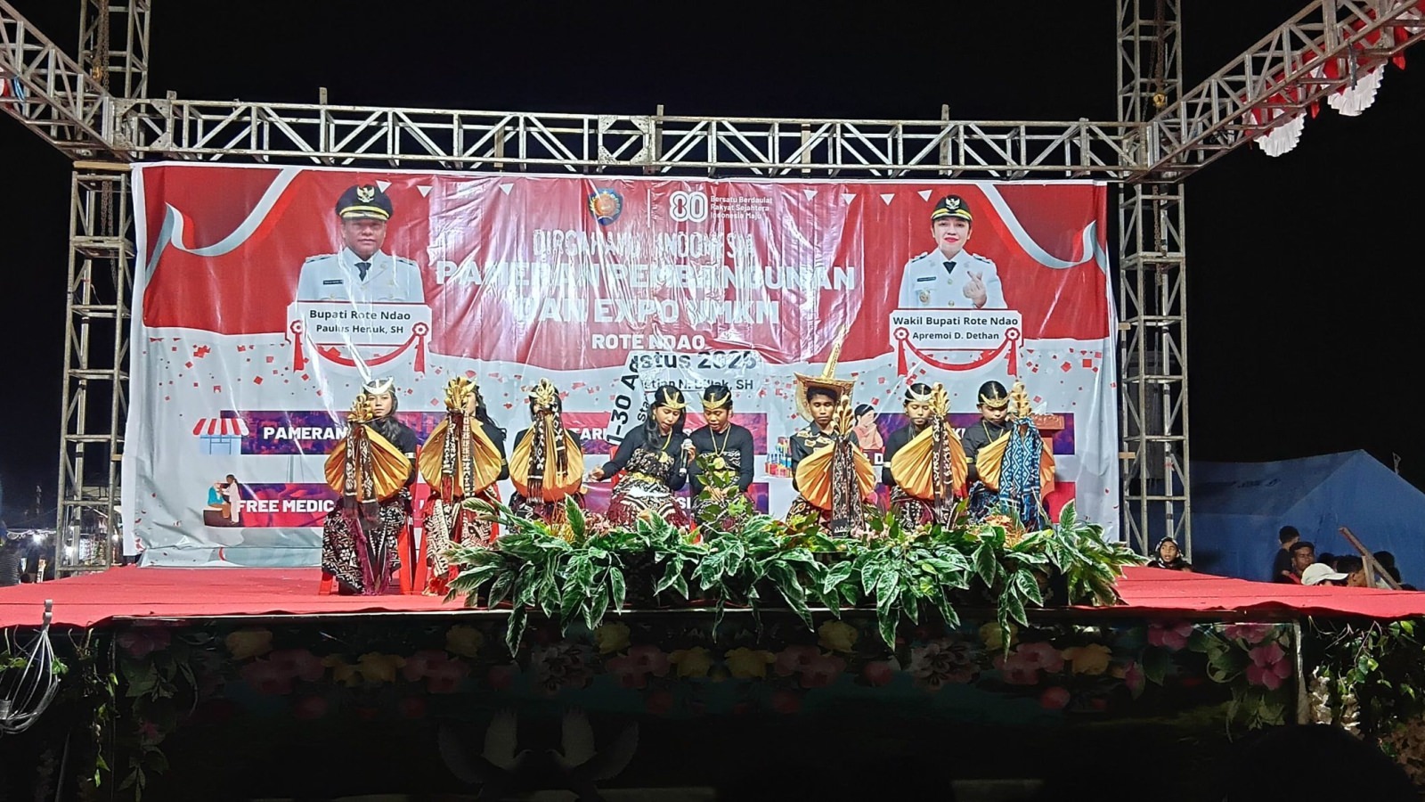 Siswa SMA Negeri 1 Lobalain memainkan alat musik Sasando